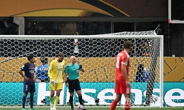 红牌+点球争议！巴黎愤怒 拜仁不服 名哨46岁执法引质疑